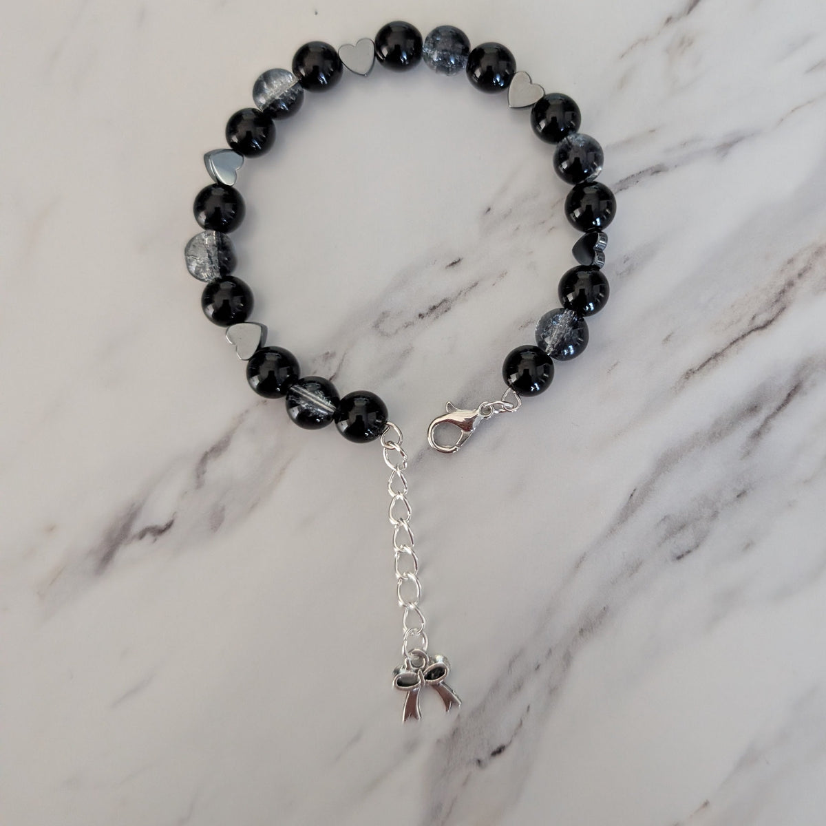 Black Glass Beaded Memory Wire Bracelet – Crackle Glass, Silver Hearts & Ribbon Charm, Adjustable (7"-8")