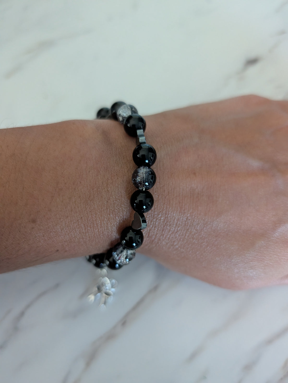 Black Glass Beaded Memory Wire Bracelet – Crackle Glass, Silver Hearts & Ribbon Charm, Adjustable (7"-8")