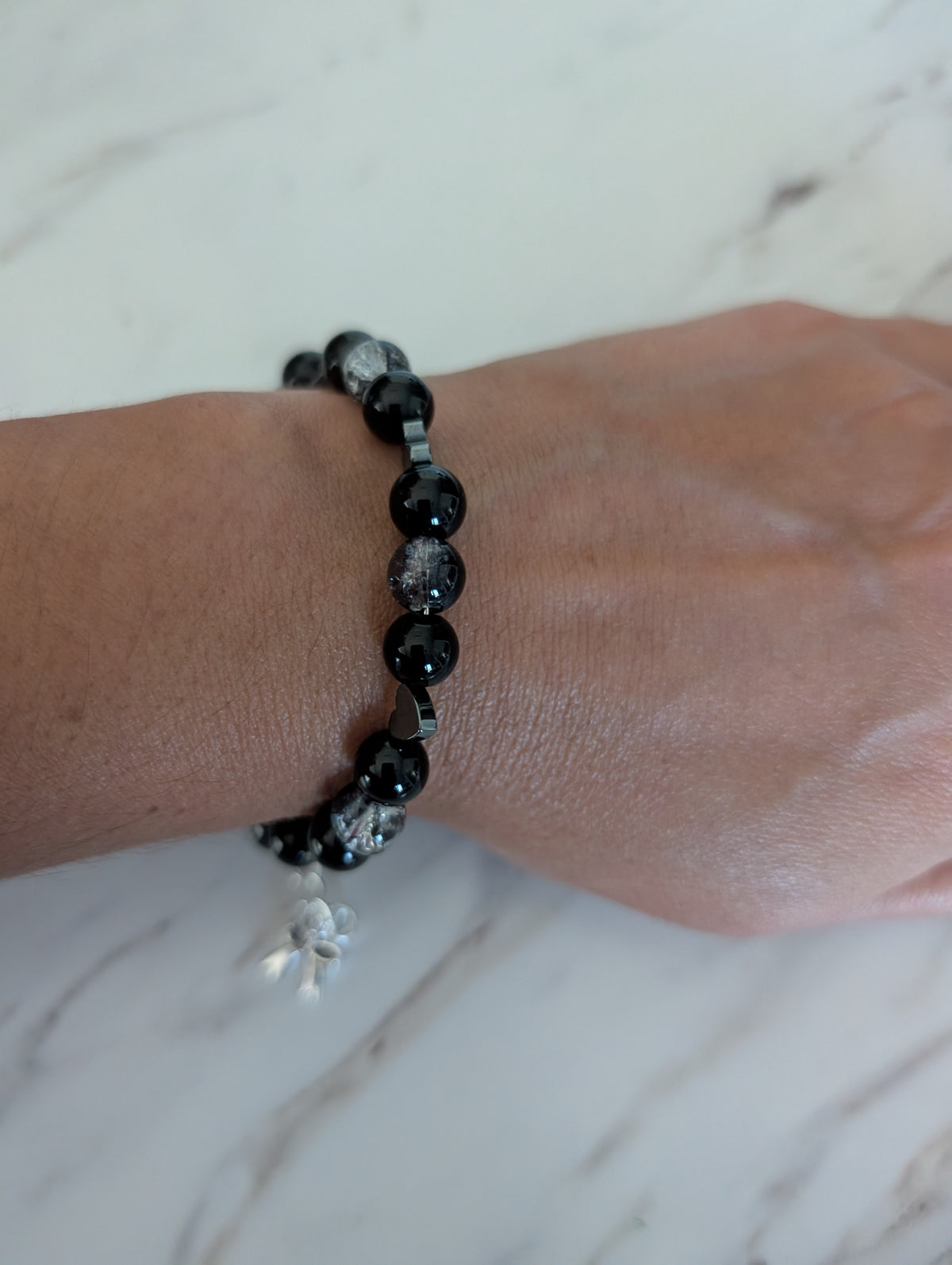 Black Glass Beaded Memory Wire Bracelet – Crackle Glass, Silver Hearts & Ribbon Charm, Adjustable (7"-8")