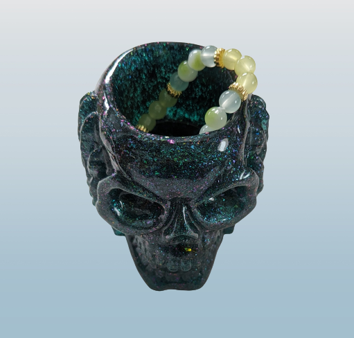 Knickknack - Resin hear no evil skull trinket