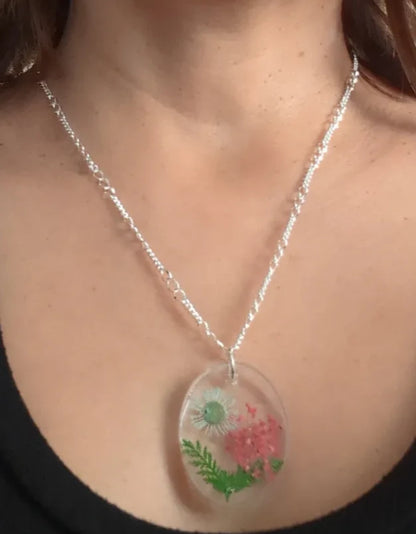 Necklace - 21 inches resin flower oval on silver figaro chain