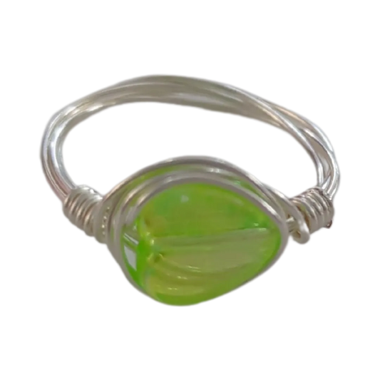 Ring - Small green acrylic heart on silver 22 gauge wire 0.6mm